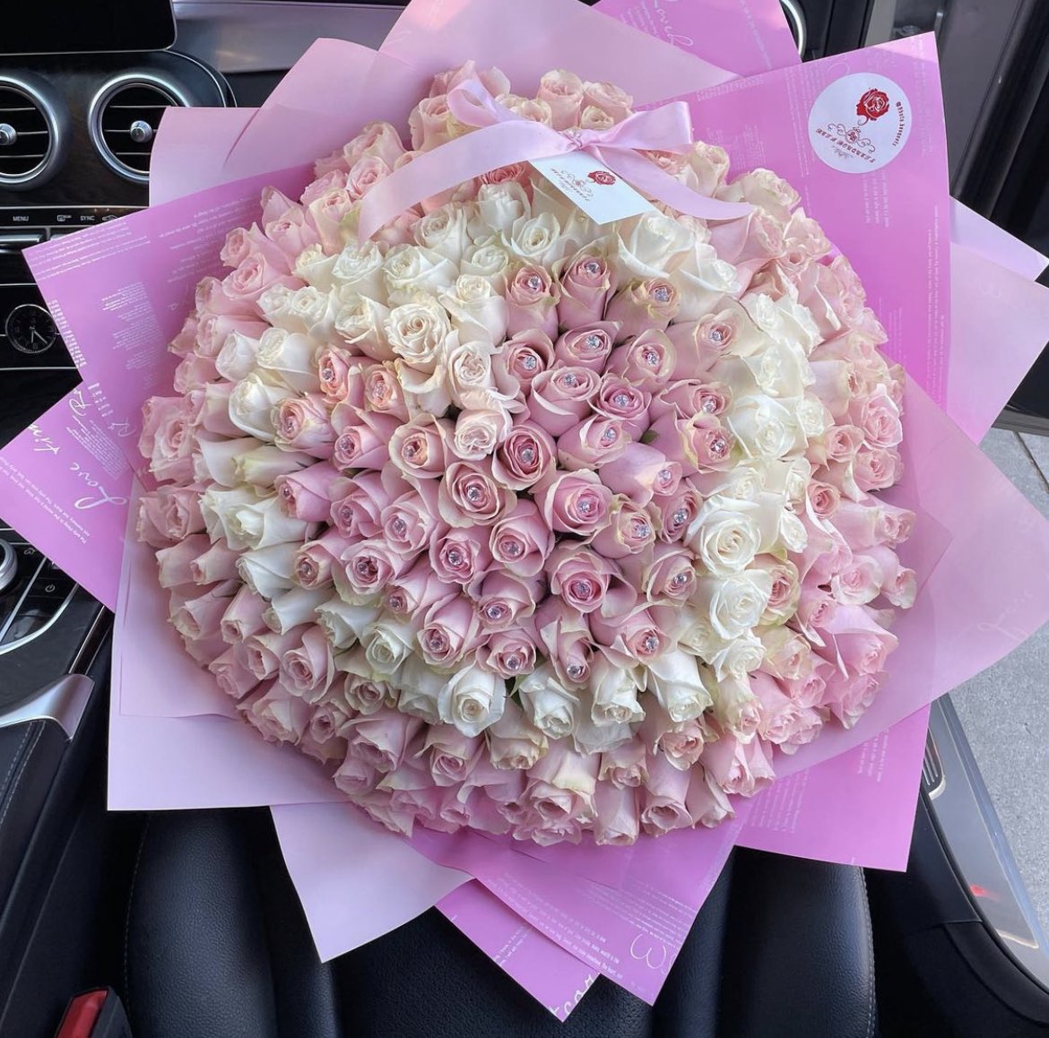 kbdlr00's tweet photo. 200 Heart shape roses 🤍🌟 IG:Beta.Bouquets https://t.co/377cg76hK6