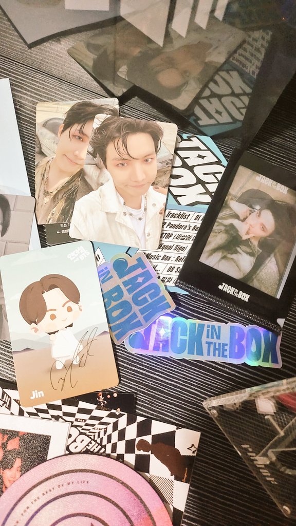 froblymoblyyy's tweet photo. #AFPPHFeedbacks
AAAAAAA beyond happy rn. My proof and Jack in The Box arrived. Super bilis ng pagship tas i love all the freebies i might cri ๐ฅน๐ (love the group pic na inadd niyo si Yoongi ๐ฅบ)
AND INUWIAN NA NAMAN PO AKO ULI JIMIN HUHU MAH BABY https://t.co/IrgD3sbZMJ