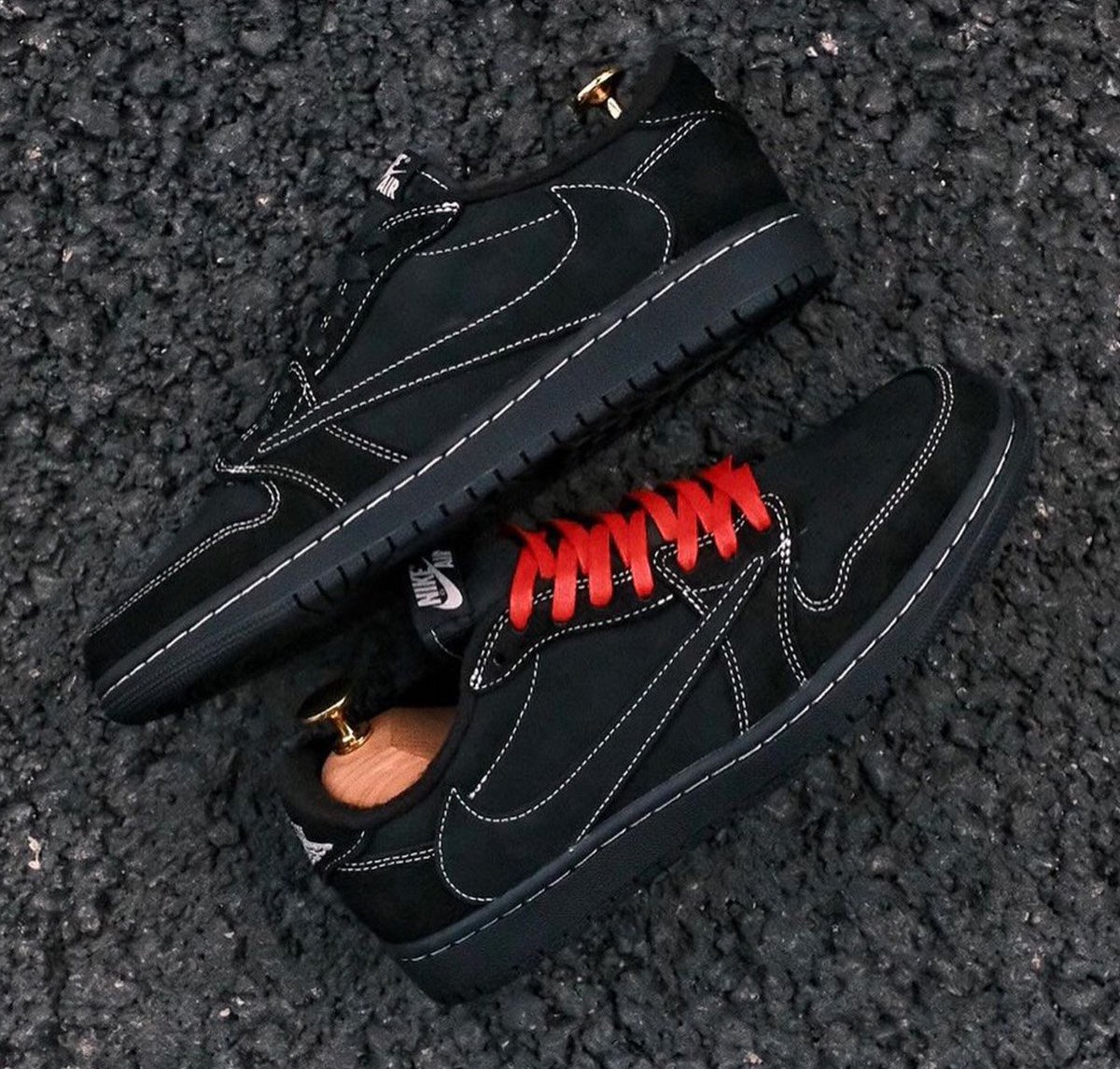 A Closer Look at the Travis Scott x Air Jordan 1 Low OG  display picture 2