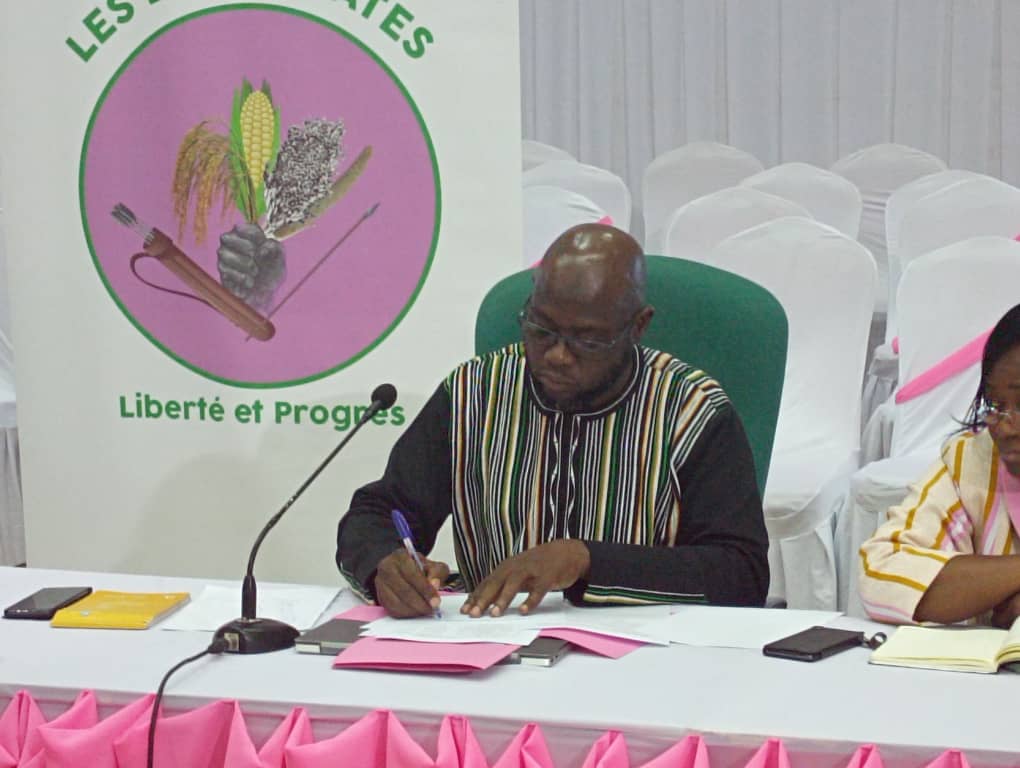 #BurkinaFaso ,un nouveau parti #politique vient de voir le jour ce samedi 27 août 2022 à Ouagadougou. Il s'appelle les démocrates. Le parti a été présenté par le Pr Soumaila Ouedraogo #lwili