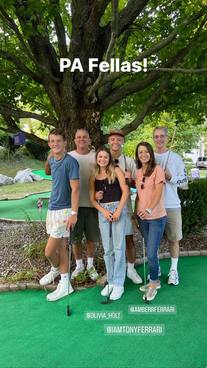 oliviaholtarg's tweet photo. 📸 Olivia Holt junto a la familia de su novio Tony Ferrari recientemente en Hazleton, Pennsylvania. https://t.co/6cfoum8jFM