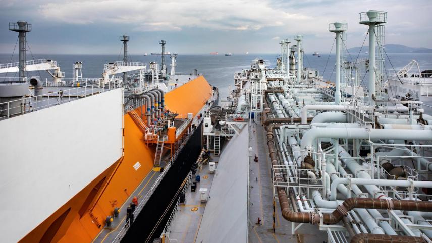 JoanieLemercier's tweet photo. Fossil fuels are spreading like a cancer:

Total is now planning a fossil gas terminal in @LH_LeHavre

With a capacity of 3.9M Tons of methane (from fracking), this could emit:

10 Million more Tons of CO2 per year 🤯 https://t.co/gkw5Npkwyh