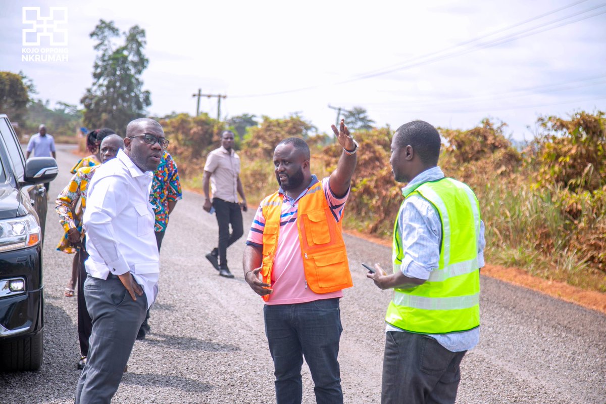 konkrumah's tweet photo. The Oda to Ofoase Road is 36.2km. We had until a month ago, successfully tarred 20km with bitumen.

A month ago, work resumed with the tarring of the final 16.2km. https://t.co/rCHdsyM02p