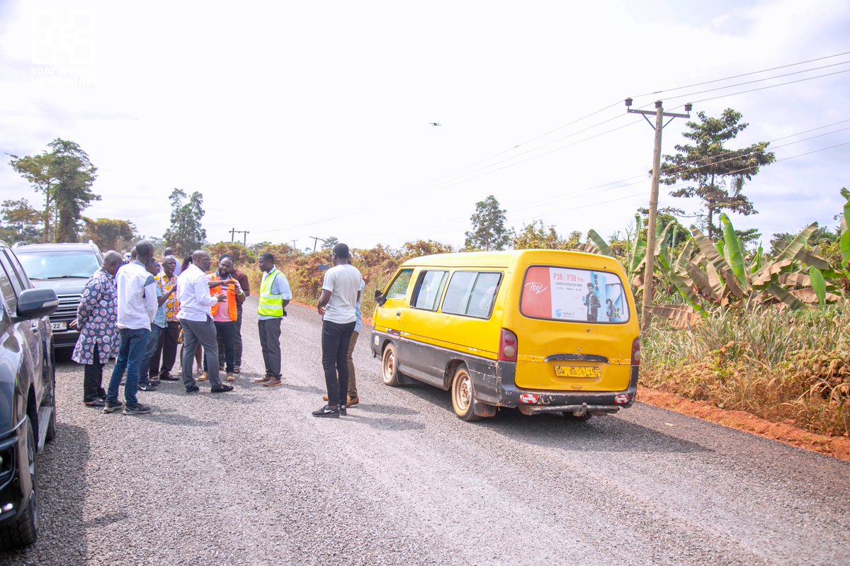 konkrumah's tweet photo. The Oda to Ofoase Road is 36.2km. We had until a month ago, successfully tarred 20km with bitumen.

A month ago, work resumed with the tarring of the final 16.2km. https://t.co/rCHdsyM02p