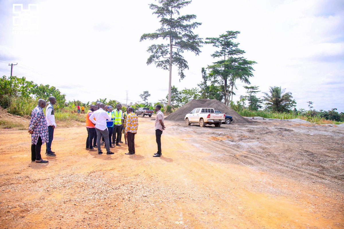 konkrumah's tweet photo. The Oda to Ofoase Road is 36.2km. We had until a month ago, successfully tarred 20km with bitumen.

A month ago, work resumed with the tarring of the final 16.2km. https://t.co/rCHdsyM02p