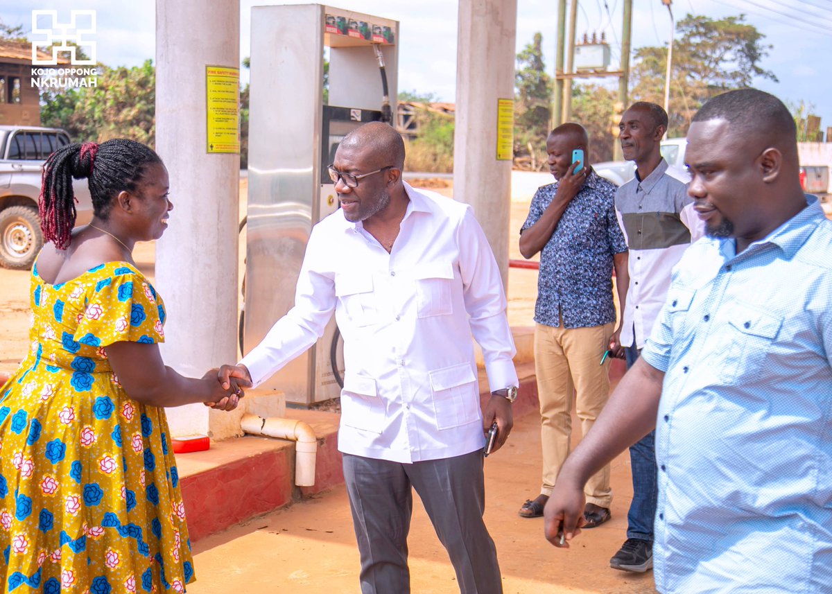 konkrumah's tweet photo. The Oda to Ofoase Road is 36.2km. We had until a month ago, successfully tarred 20km with bitumen.

A month ago, work resumed with the tarring of the final 16.2km. https://t.co/rCHdsyM02p