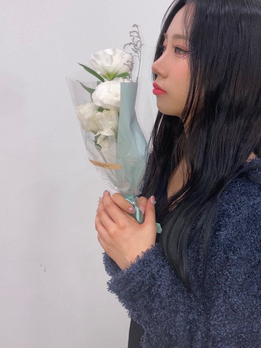 DOSlEFILM's tweet photo. purple kiss’ #DOSIE 220828 SNS update. 🤍 https://t.co/vYwnyhrzn1