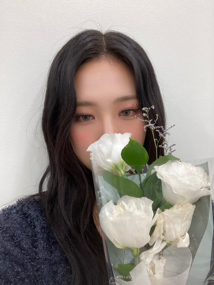 DOSlEFILM's tweet photo. purple kiss’ #DOSIE 220828 SNS update. 🤍 https://t.co/vYwnyhrzn1