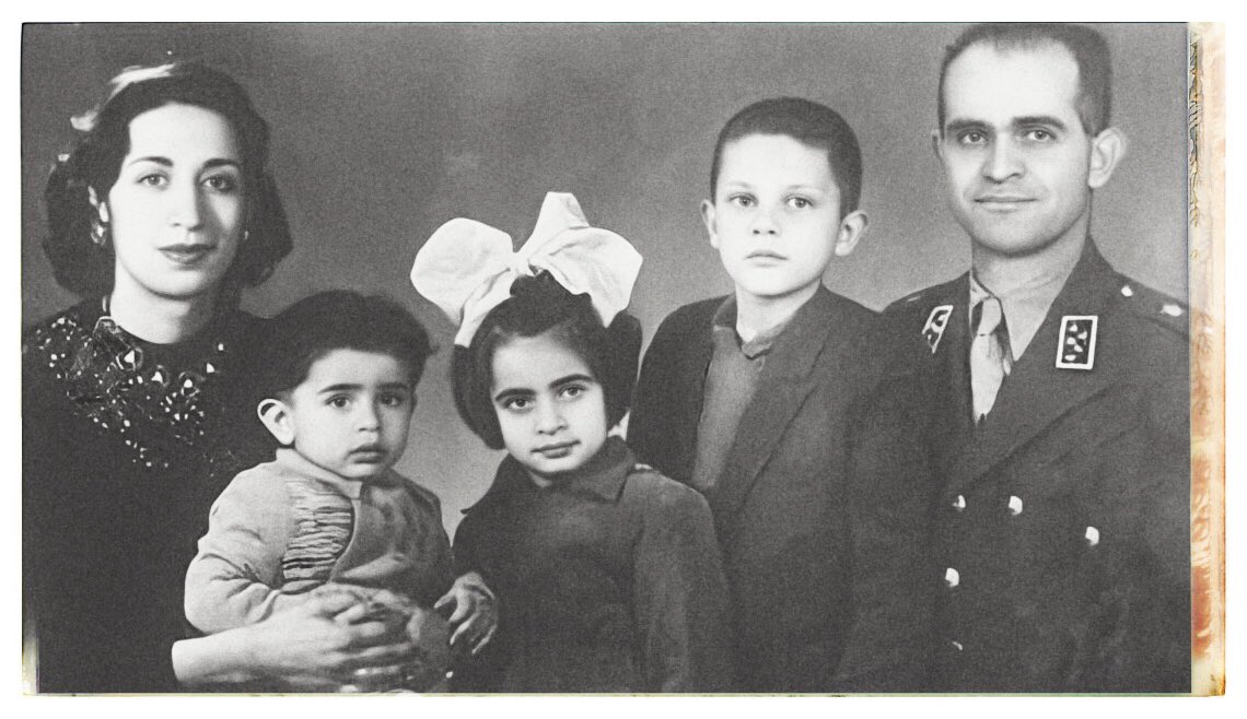 radiotragedy1's tweet photo. خانواده‌ای که قربانی سیاست شد

محمود افشارطوس، همسرش فاطمه بیات (خواهرزاده مصدق) و فرزندانشان فرزین، بهشید و فرشید 

تیمسار افشارطوس در دوران نخست‌وزیری #مصدق رئیس شهربانی کل کشور بود اما مخالفان برای نابودی او دسیسه چیدند.

مردی که قبرش گم شد
https://t.co/Yb3dEHAZuA

#پادکست https://t.co/EFDraGb5DH