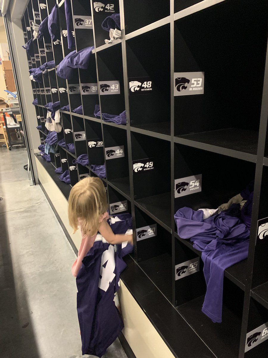 KStateSWAG's tweet photo. My assistant for the day getting jerseys for #MeetTheCats https://t.co/1VlxGZRutZ
