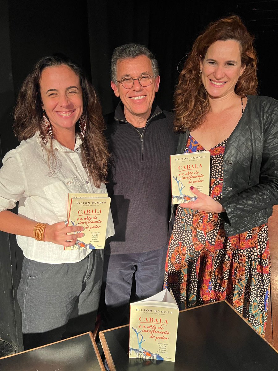 MidrashCultural's tweet photo. Hoje não é dia oficial de #TBT, mas que tal relembrar um pouco do lançamento do novo livro do Rabino Nilton Bonder que aconteceu na semana passada no Teatro Café Pequeno? Essa foi mais uma atração da programação do Midrash Centro Cultural! #Cultura #CulturaRio #Literatura #Livro https://t.co/yIZ0xBFK7Z