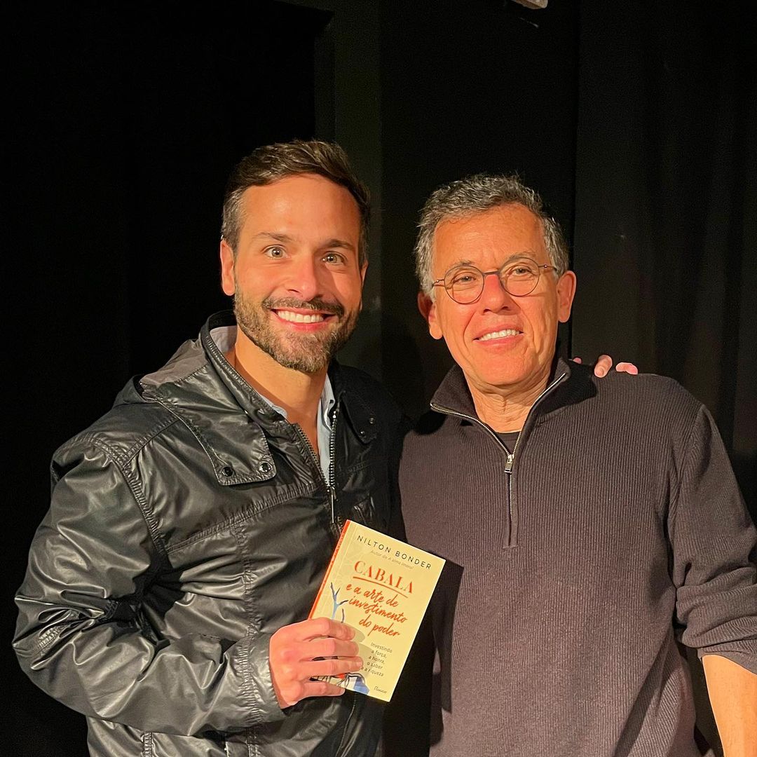 MidrashCultural's tweet photo. Hoje não é dia oficial de #TBT, mas que tal relembrar um pouco do lançamento do novo livro do Rabino Nilton Bonder que aconteceu na semana passada no Teatro Café Pequeno? Essa foi mais uma atração da programação do Midrash Centro Cultural! #Cultura #CulturaRio #Literatura #Livro https://t.co/yIZ0xBFK7Z