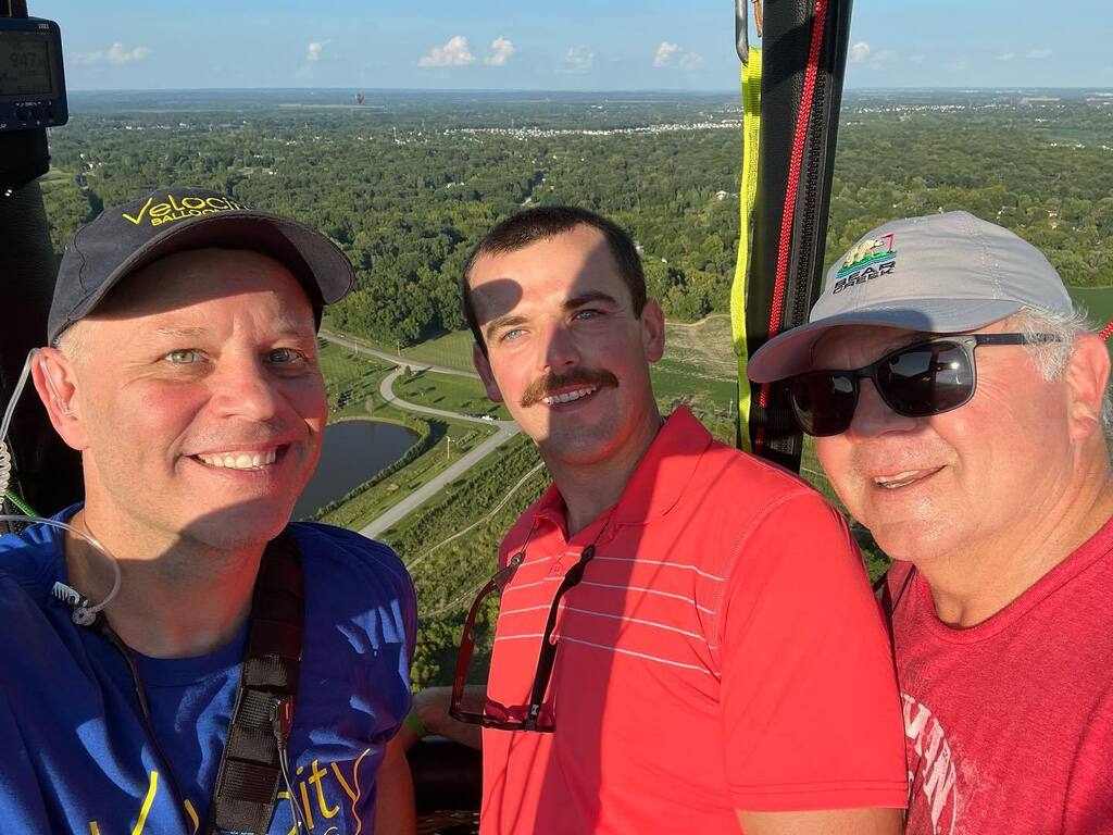 VelocityBalloon's tweet photo. Friday evening fun! #velocityballooning #fridaynight https://t.co/ZrSpTQGce7