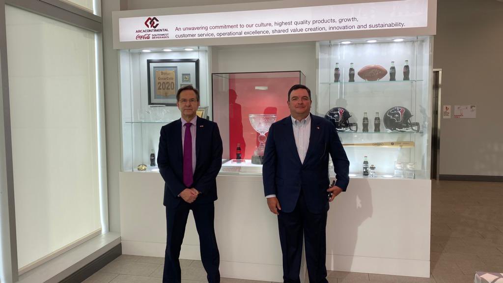 ConsulMexHou's tweet photo. El Embajador @emoctezumab visitó la planta Northpoint de @arcacontal en Houston, inversión orgullosamente mexicana con tecnología de punta. @EmbamexEUA @cocacolaswb https://t.co/FzyYzqpTWc