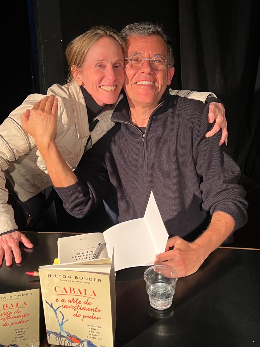 MidrashCultural's tweet photo. Hoje não é dia oficial de #TBT, mas que tal relembrar um pouco do lançamento do novo livro do Rabino Nilton Bonder que aconteceu na semana passada no Teatro Café Pequeno? Essa foi mais uma atração da programação do Midrash Centro Cultural! #Cultura #CulturaRio #Literatura #Livro https://t.co/PcJhH4xzzH