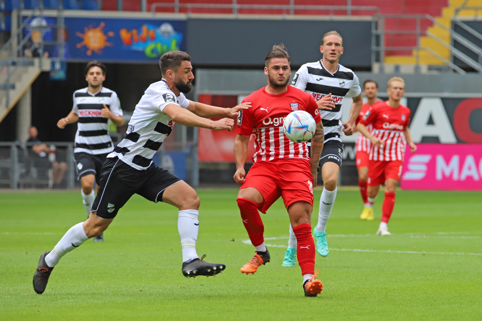 FSVZwickau's tweet photo. Der FSV bleibt ein gern gesehener Gast in den Stadien der 3. Liga. Auch beim bisherigen Tabellenletzten @SCVerl gab es nichts zu holen. Die Partie in der Paderborner Home Deluxe Arena ging klar mit 0:3 (0:2) verloren. Unser Spielbericht 👉 https://t.co/WzzLGyS4xX
#SCVFSV https://t.co/SO1iQ2P350