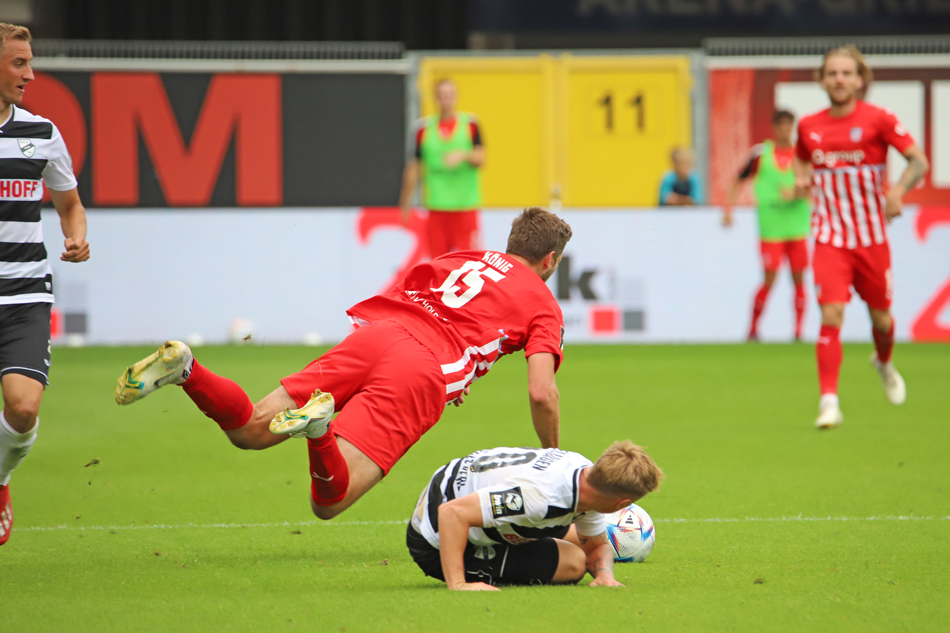 FSVZwickau's tweet photo. Der FSV bleibt ein gern gesehener Gast in den Stadien der 3. Liga. Auch beim bisherigen Tabellenletzten @SCVerl gab es nichts zu holen. Die Partie in der Paderborner Home Deluxe Arena ging klar mit 0:3 (0:2) verloren. Unser Spielbericht 👉 https://t.co/WzzLGyS4xX
#SCVFSV https://t.co/SO1iQ2P350