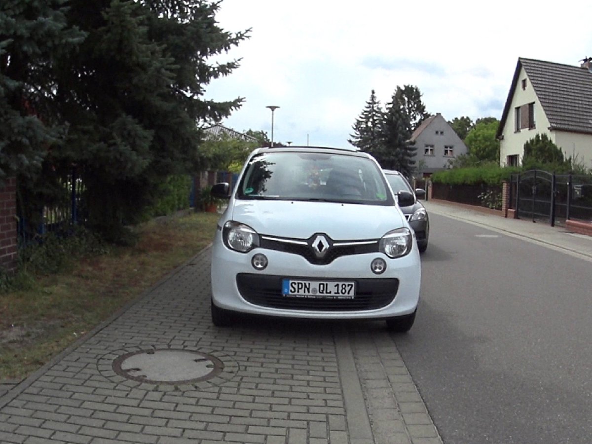 gehweghelden's tweet photo. #Parkdeppen am #Kindergarten oder #Kindergärtnerin Beruf verfehlt? #Gehwegblockierer #WaltherRathenauStraße @Stadt_Cottbus Täglich grüßt das Murmeltier! #SPN_QL187 https://t.co/x2A6xVBE3H