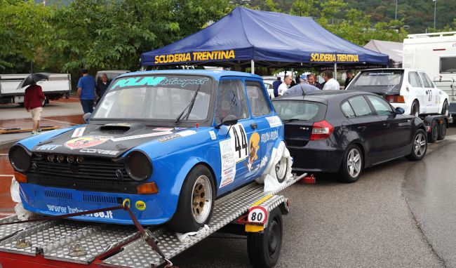 È stata una vigilia bagnata quella della decima edizione dello Slalom Sette Tornanti. La pioggia non ha comunque condizionato le verifiche tecniche, svoltesi oggi a Trento nel piazzale di Via Ragazzi del 99. Domani prove al via alle ore 10. La news: bit.ly/3ATpCHI