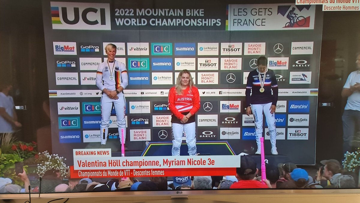 BrondyEric's tweet photo. Championnats du Monde
#Mountain #Bike #UCI 2022, #LoicBruni🥇 sur le toit des Gets... trois Français #Pierron🥈 #Vergier🥉 🇨🇵 sur le podium mondial.
#MyriamNicole en bronze🥉 chez les femmes derrière #ValentinaHöll nouvelle championne du monde.
#vtt #ucimtbworldcup #olympique 🏅 https://t.co/s9arm1BGeW