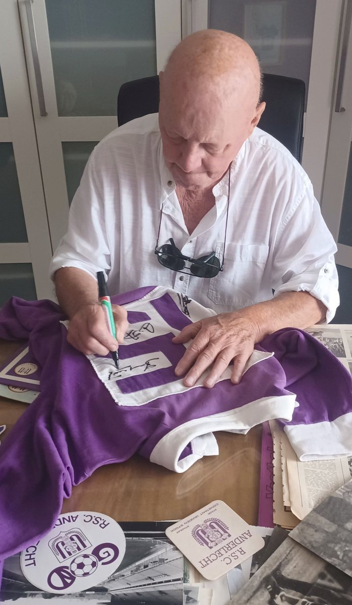 RscaCollector's tweet photo. Bezoek van 82-jarige Gerard Bergholtz. Ondanks dat hij aan het revalideren is wou hij mijn Museum komen bezoeken. "Franky dit is echt indrukwekkend om te zien. Je liefde voor #RSCA is verbazingwekkend door een combinatie van passie en gedrevenheid" #coym #collector #legends https://t.co/xmuL9qpDCg