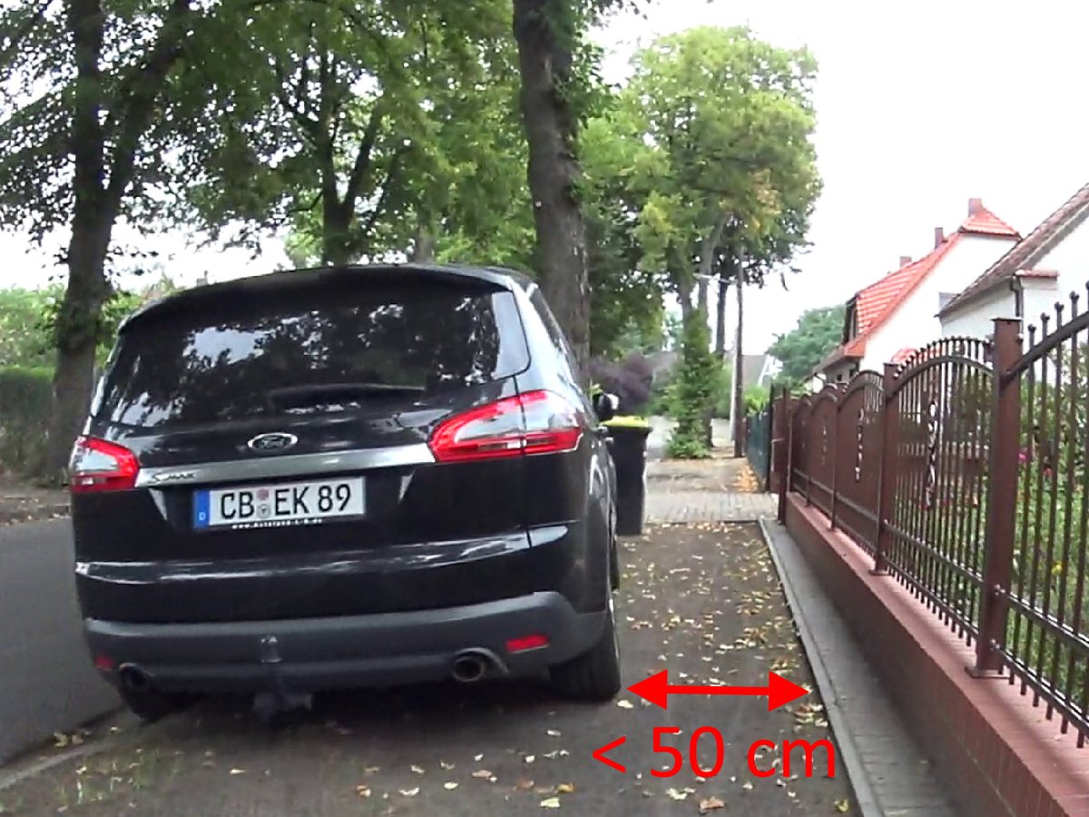 gehweghelden's tweet photo. #Gehwegblockierer in der #AlbrechtDürerStraße @Stadt_Cottbus Da freuen sich alle 👌 #Parkdeppen in Aktion #CB_EK89 #RuntervomGehweg #Paragraf12StVO https://t.co/ezBu6mfF4u