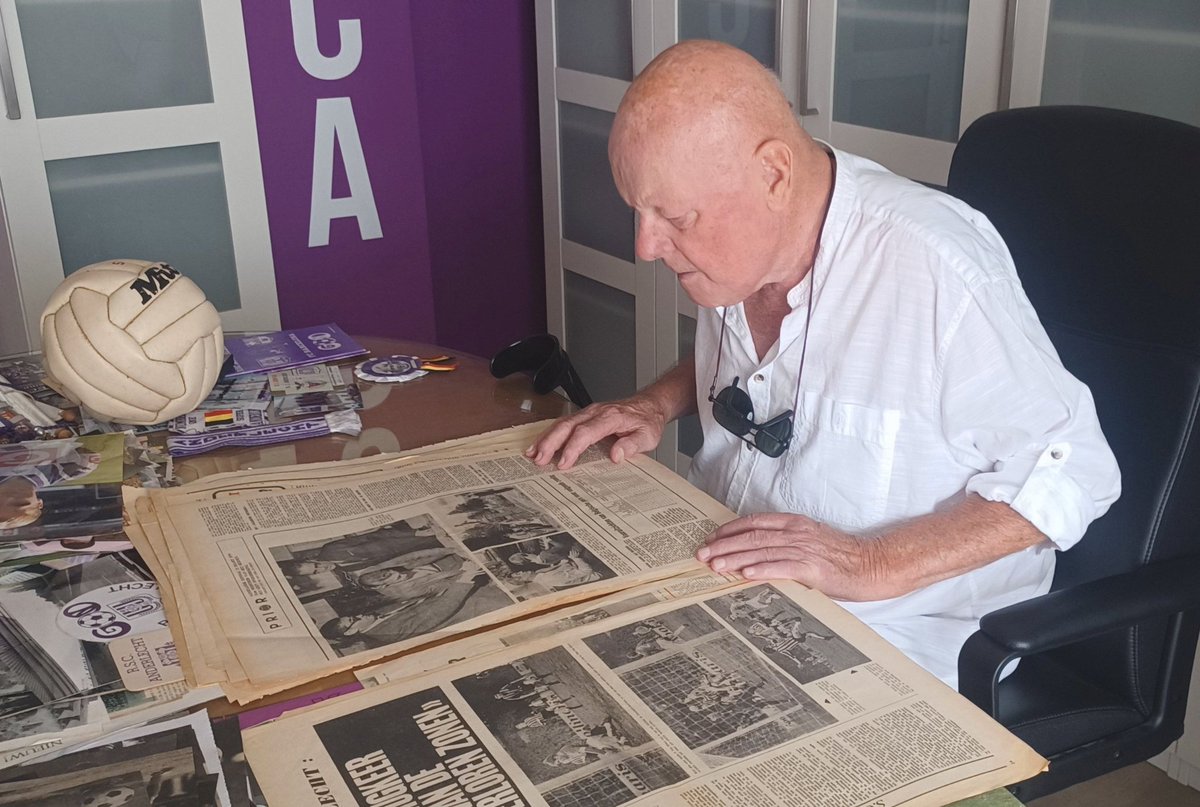 RscaCollector's tweet photo. Bezoek van 82-jarige Gerard Bergholtz. Ondanks dat hij aan het revalideren is wou hij mijn Museum komen bezoeken. "Franky dit is echt indrukwekkend om te zien. Je liefde voor #RSCA is verbazingwekkend door een combinatie van passie en gedrevenheid" #coym #collector #legends https://t.co/xmuL9qpDCg