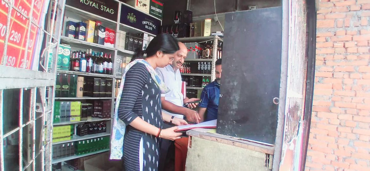 आज दिनांक 27-08-2022 को देशी शराब की दुकानों का निरीक्षण किया गया। निरीक्षण के दौरान ठेकेदारों को आवश्यक निर्देश दिये गये। @DmKheri <a href="/MBSIAS2011UP/">Mahendra Bahadur Singh IAS</a>