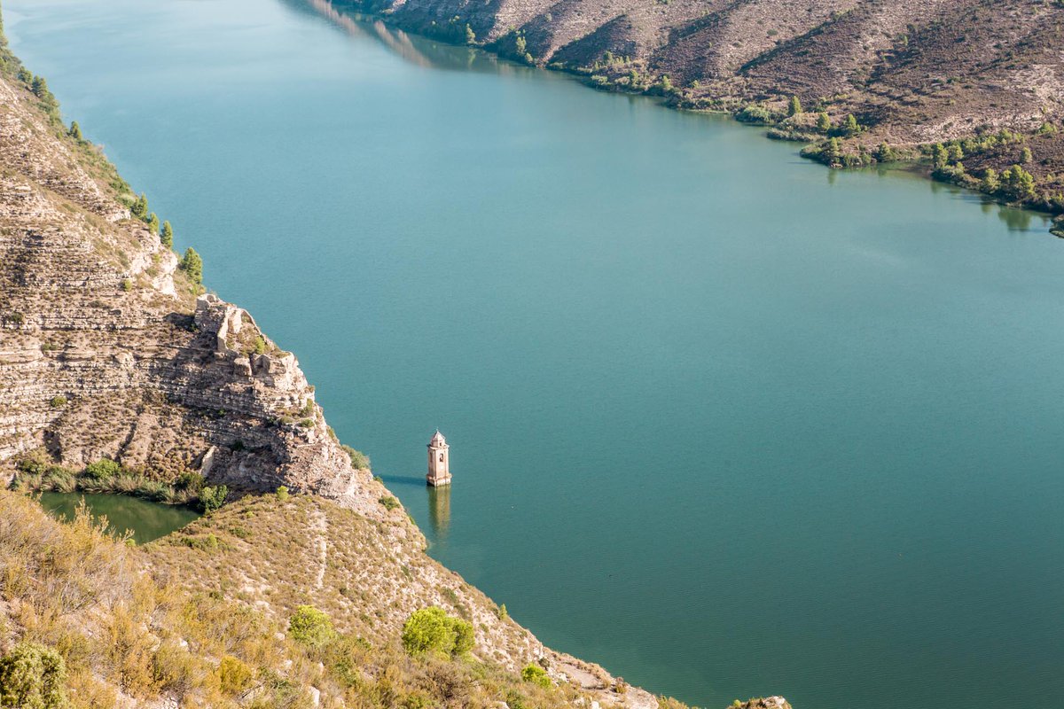 aragonturismo's tweet photo. El nuevo pueblo de Fayón 📍 fue construido en los años 60 para alojar a los habitantes del viejo Fayón, obligados a abandonar sus viviendas al quedar inundado el pueblo antiguo, situado a orillas del Ebro, como consecuencia de la construcción del embalse de Ribarroja 💧
#fayon https://t.co/WVWGN9jG5q