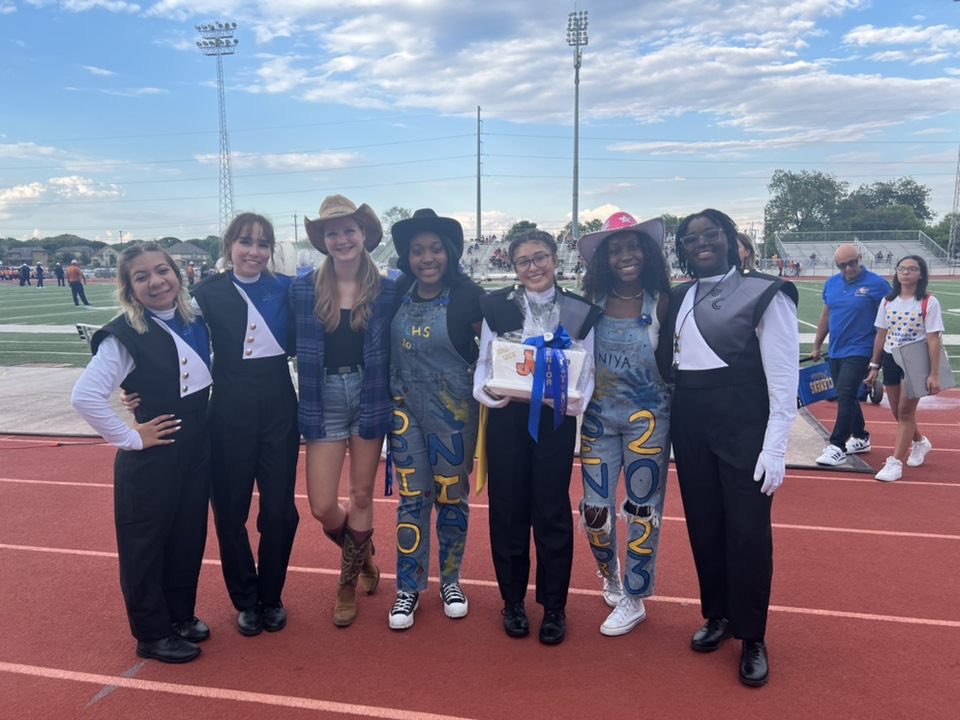 SC_StuCouncil's tweet photo. StuCo showing good sportsmanship with the Friendship Gift before the game. @SamuelClemensHS #goBuffs https://t.co/dHrRvEIe06