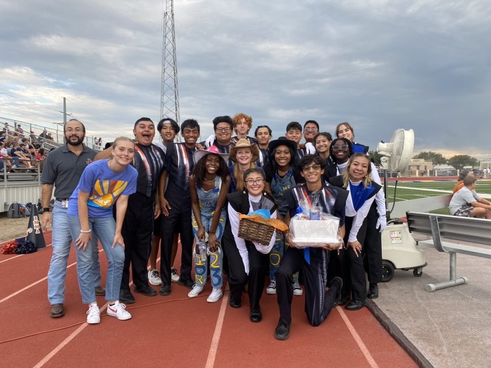 SC_StuCouncil's tweet photo. StuCo showing good sportsmanship with the Friendship Gift before the game. @SamuelClemensHS #goBuffs https://t.co/dHrRvEIe06