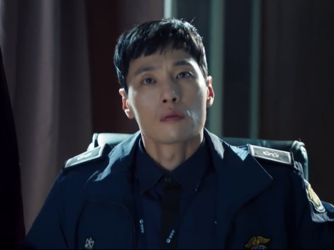 wkeeep's tweet photo. 모자를 벗으면 귀여워지는 교도관이 있다? https://t.co/8zNiMlopu6