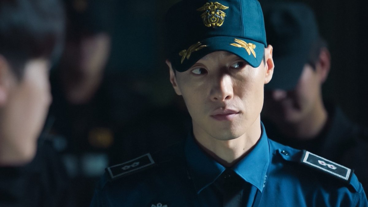 wkeeep's tweet photo. 모자를 벗으면 귀여워지는 교도관이 있다? https://t.co/8zNiMlopu6