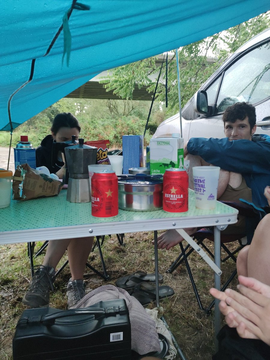 guipoto's tweet photo. La única diferència entre quan anàvem de festival prepandèmia i ara és que ara tinguem furgos per penjar el toldo quan plou. La resta: amistats, cervesa i càmping gas són els mateixos. 😅🥰
#Bioritme #biopluja #biotoldo https://t.co/QW4w0rbx6z