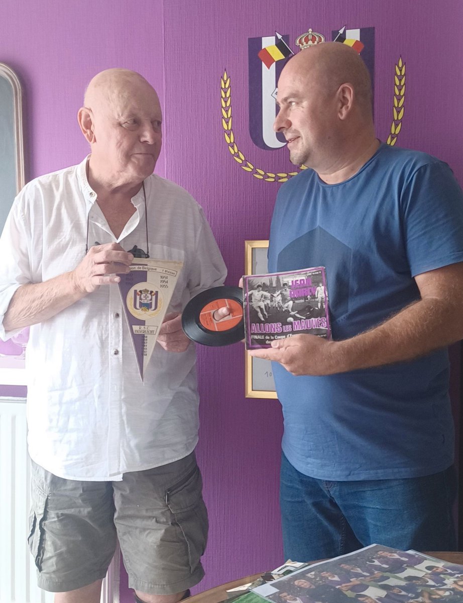 RscaCollector's tweet photo. Bezoek van 82-jarige Gerard Bergholtz. Ondanks dat hij aan het revalideren is wou hij mijn Museum komen bezoeken. "Franky dit is echt indrukwekkend om te zien. Je liefde voor #RSCA is verbazingwekkend door een combinatie van passie en gedrevenheid" #coym #collector #legends https://t.co/xmuL9qpDCg