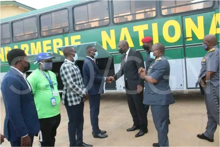 La Gendarmerie a acquis 2 bus 100% camerounais d'une capacité d'emport de 75 et 55 places respectivement. Pour le Directeur Technique et de la Logistique, ces bus répondent à des besoin de transport, d'enlèvement du personnel, de confort et de rentabilité. #HonneurEtFidelite