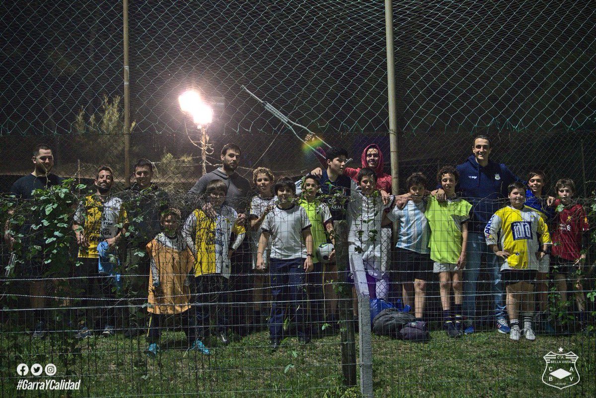 🧐 ¿Un fútbol 5?

🧠 No hermano, 𝒂 𝒗𝒆𝒓 𝒂𝒍 𝑷𝒂𝒑𝒂𝒍

👏 Aplausos, muchachos 🤩 

#GarraYCalidad
#SomosBellaVista