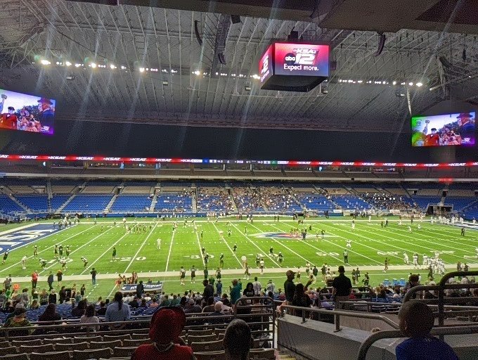 newmaniese's tweet photo. This is high school football #pigskinclassic https://t.co/kNV2Z8Tddu