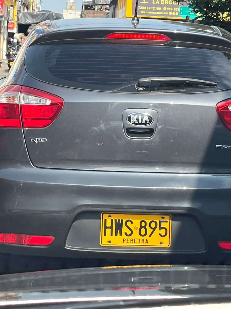 eljoseilberth's tweet photo. El conductor de este vehículo chocó el carro de un compañero de trabajo y emprendió la huida . 
Que se puede esperar de alguien que tiene 7 multas sin pagar y tiene 6 años sin pagarle impuestos a su carro??
Como dejan circular a este tipo de gente? 

@SilvaOrrego 

@ConcejalGanan https://t.co/2BX8BUsav9
