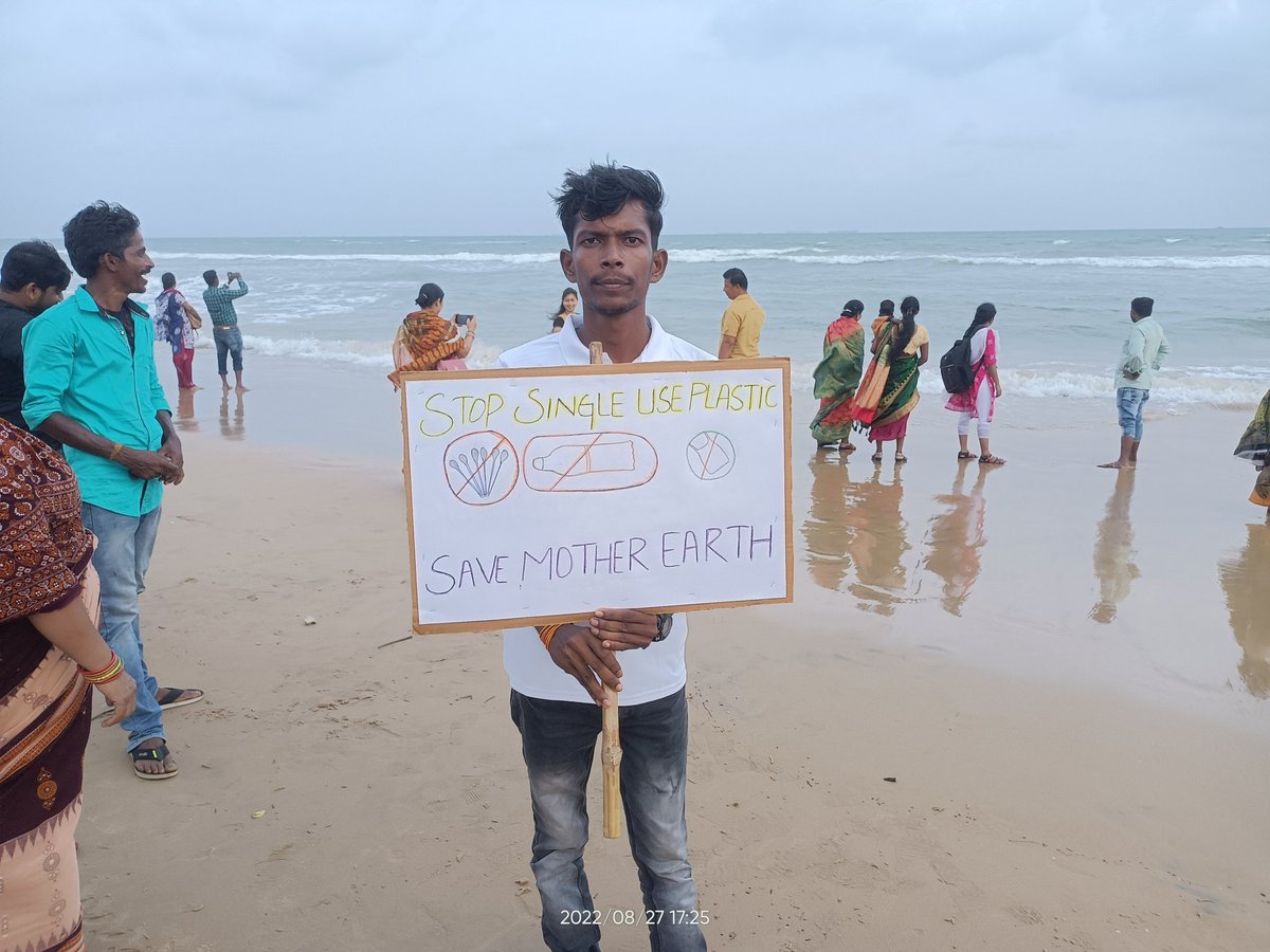 BapiGochhayat2's tweet photo. @SATYAMDMD @Plasticsimpact @nagarnigamvns @Varanasi_DM @dm_varanasi @Asifbhamlaa @MDMDTeam @DainikBhaskar @varanasipolice @CVaranas @MridulaJaiswal1 This afternoon, I aware at paradeep beach about single-use plastic and said them to save the mother earth from plastics. https://t.co/s5Q1L1Jsqn