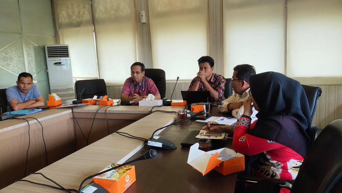 TrionoH's tweet photo. Bersama Pemda Pelalawan - Riau, menfinalkan rencana kebijakan #TAKE yang akan diimplementasikan tahun 2023. Dua skema TAKE yang dikembangkan, mainstreaming dalam formula ADD, dan BKK melalui DBH Dana Reboisasi. Semoga lancar. 

#FitraRiaujaya
#EFT
#TANETAPETAKE
#PELALAWANSEJUK https://t.co/WPjbxaBsW2