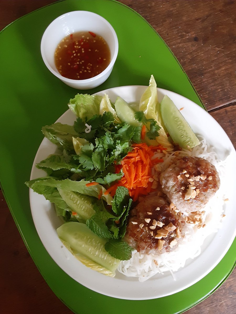 Titmousie2's tweet photo. #BunCha served over rice noodles
served with fresh mint, cilantro, cucumber, shredded carrot, chopped peanuts and lettuce
#NuocCham dipping sauce made with #ThaiBirdChili https://t.co/tos7gjzgsB