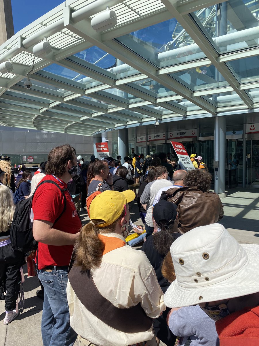 Where’s your entry/re-entry back up plan,  #FANEXPOCANADA? Waiting in line in the sun in full costume for 20 minutes now.