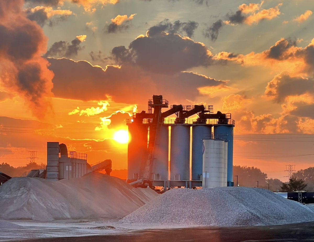 HowardCompanies's tweet image. What a beautiful sunrise this morning at the 96th Street plant! 🌅
​
​#pavingtheway #asphaltpaving #asphaltplant