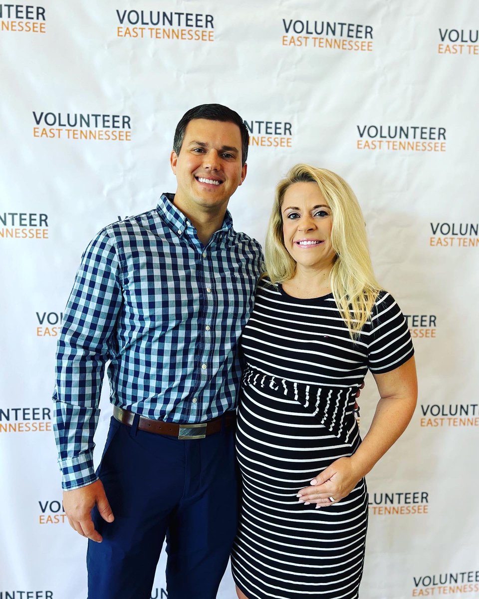 stephlm_pstcc's tweet image. Today I was honored as a finalist for the United Way of East Tennessee Volunteer Recognition Award! Joan Cronan presented me with my certificate! “In life and tennis, it’s always better to serve than receive”. - @joancronan #serviceaboveself 🧡🤍🧡