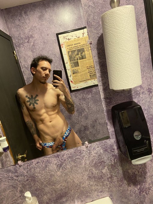 2 pic. Don’t you hate feeling horny at work? ??? #nsfw #horny #nudes #contentselling https://t.co/ni
