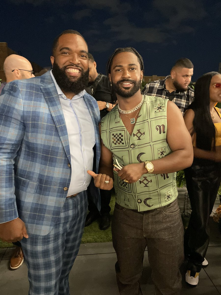brandonframe's tweet photo. They used to tell me the skyโs the limit. Now, the sky is our point of view.
#blackbehindthebrand #donweekend #theblackmancan #maisonblack #milliondollarsmile #beardedking https://t.co/nBIrYzDRXv