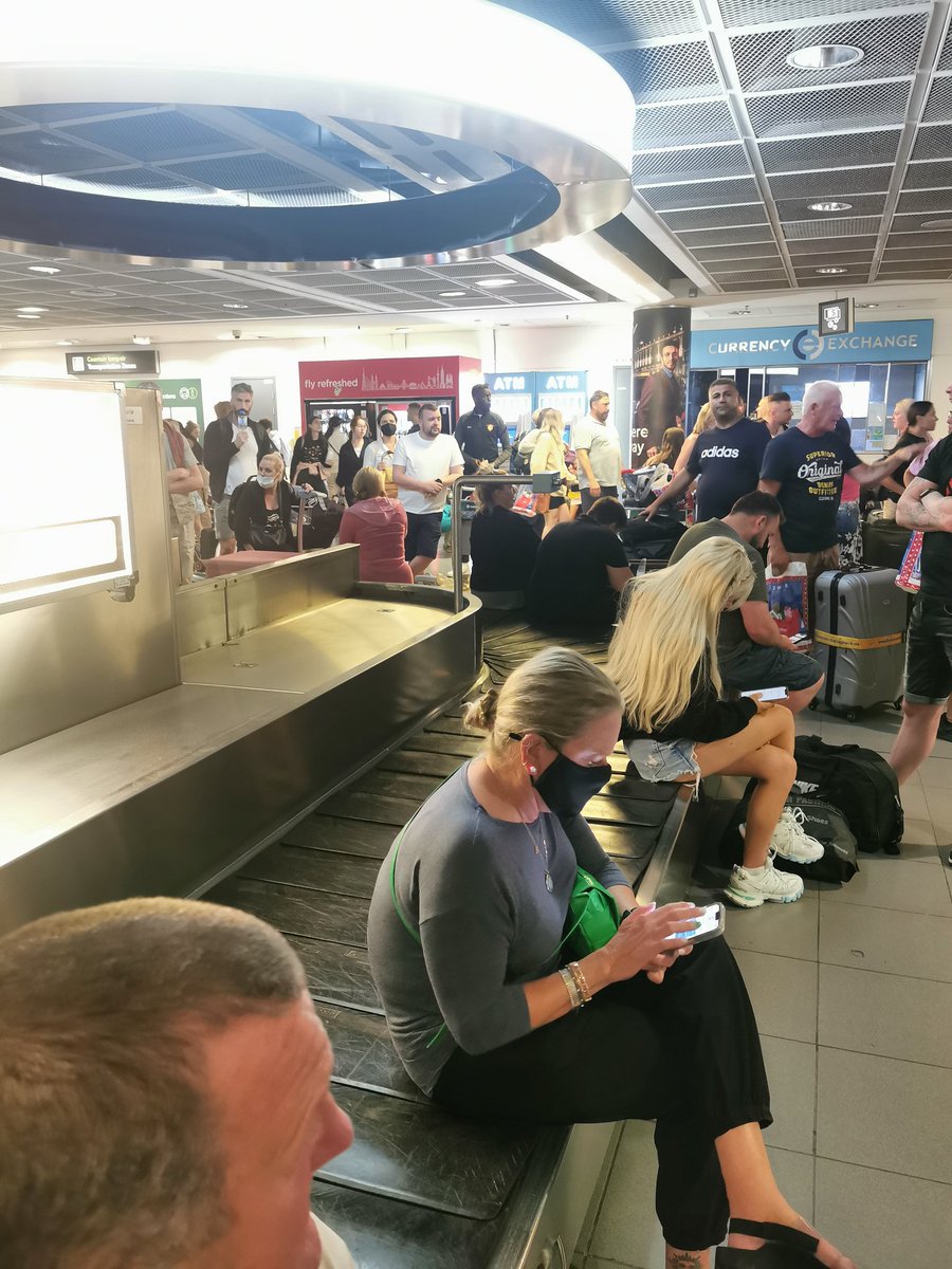 Justintoscooter's tweet photo. @DublinAirport nice to see things are back to normal eh 🤦🏻‍♂️🤬🤬🤬 #shitshow #comedyshow no bag handlers again ffs... sort this out will you.  Shocking! #Swissport #bighandlers https://t.co/GCt7EZVBHm