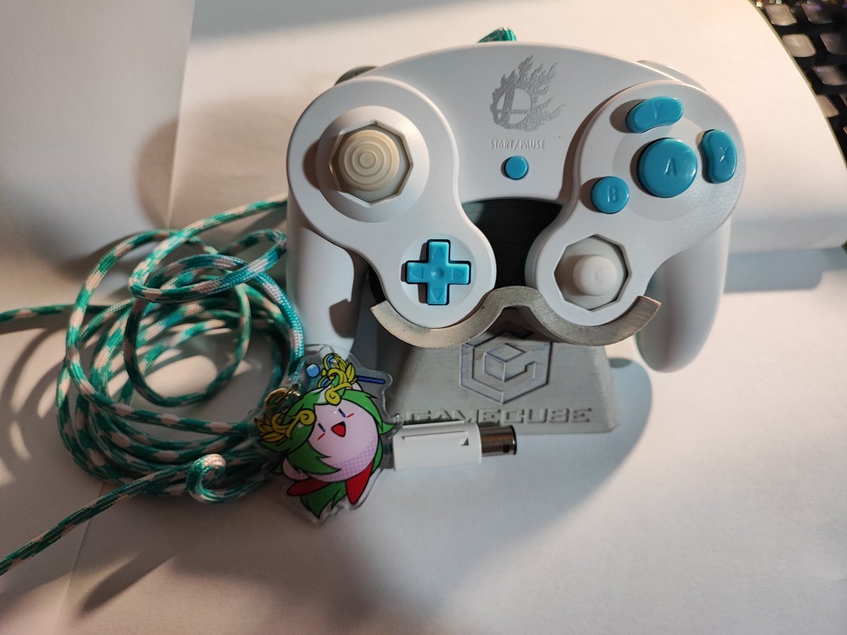 MandingaMods's tweet photo. Anti snapback module, anti snapback for cstick, paracord, shortened and plug L, mechanical key R trigger, both sticks lubbed. All of this x2
Stick box change (orange controller).
All of this is for @OppairaUwU . https://t.co/7jmC4WakJx