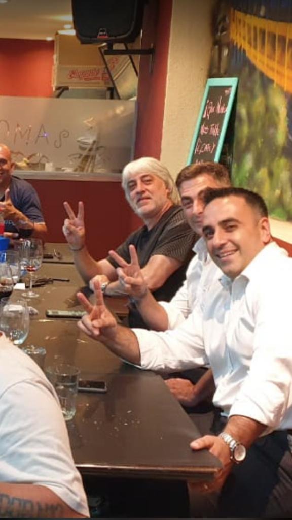 Acá lo tenes a Diego Carbone, el jefe de la custodia de la Vice Cristina Kirchner, comiendo con Rafa Di Zeo. Los violentos, los mafiosos, siempre se llevan bien. El barra la visitará a la Jefa?